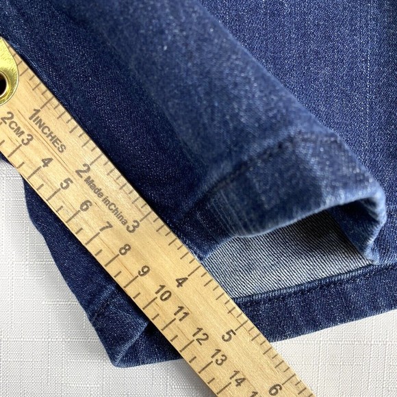 Levi’s Classic Shorts Women’s Denim Casual 4" Inseam Zipper Fly 5 Pocket Size 4 - Picture 10 of 14